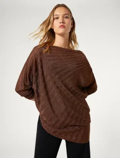 Asymmetrischer Pullover im Rippenmuster