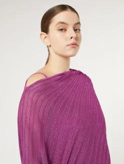 Asymmetrischer Pullover im Rippenmuster