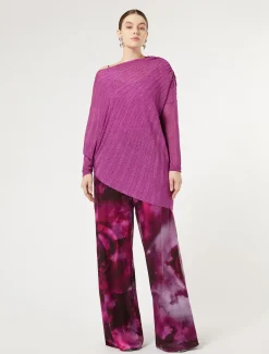 Asymmetrischer Pullover im Rippenmuster