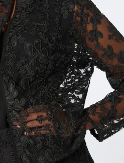 Bestickter Kasack aus Tüll