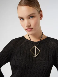 Halskette mit geometrischen Anhängern