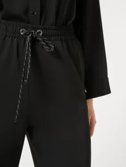 Hose aus fließendem Cady