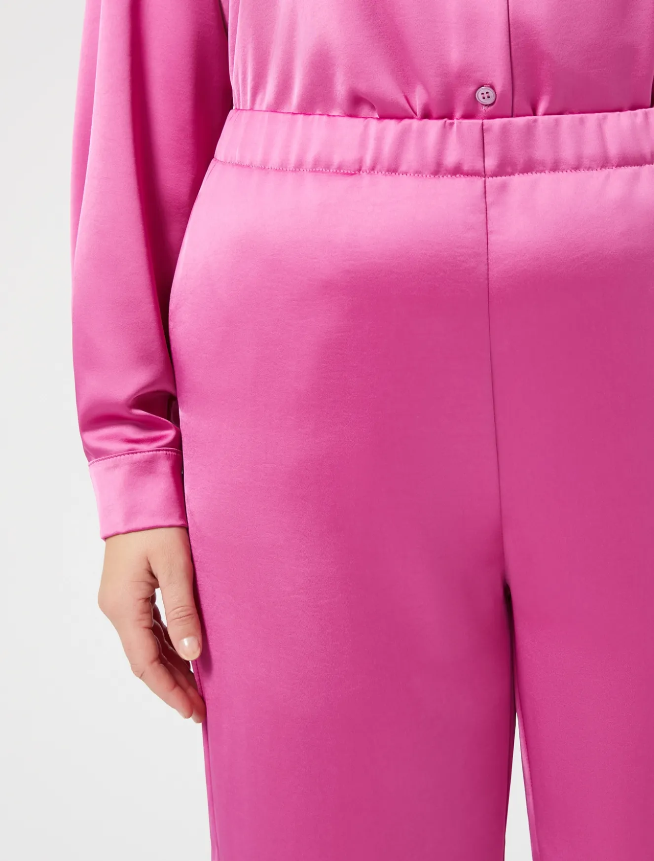 Hose aus fließendem Satin