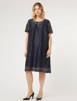 Kleid aus besticktem Tüll