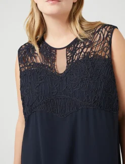 Kleid aus Crêpe mit Stickerei