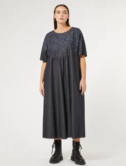 Kleid aus Denim mit Stickerei