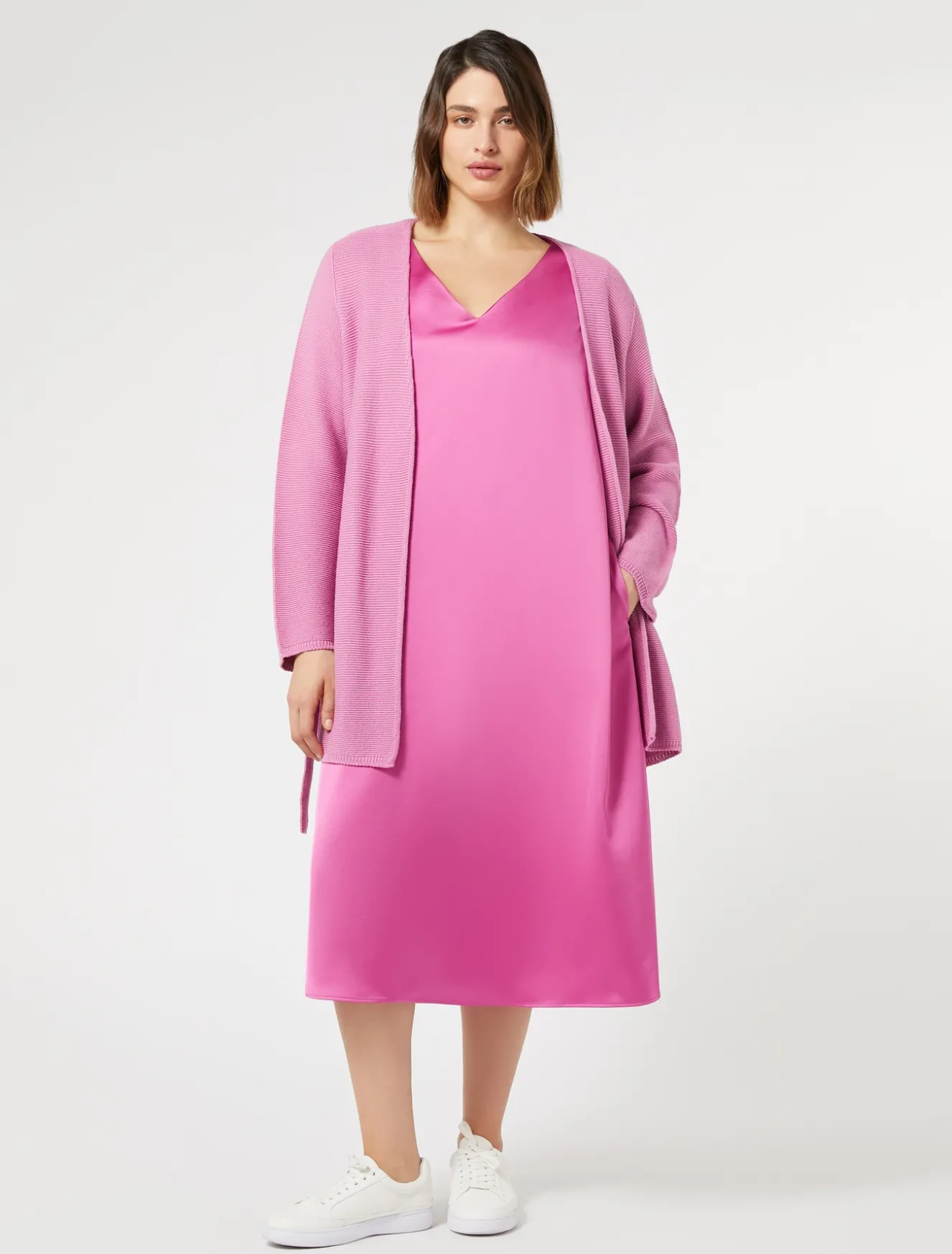 Kleid aus fließendem Satin