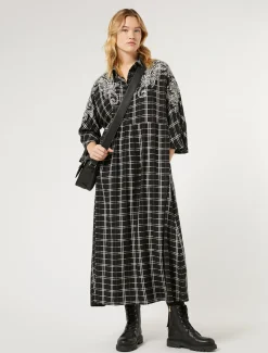 Langes Karo-Kleid mit Stickerei