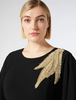 Langes Kleid aus Cady mit Stickereien