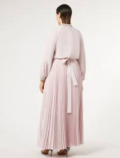 Langes Kleid aus Crêpe mit Stickereien