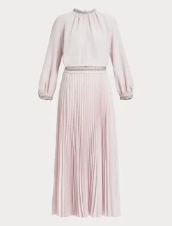 Langes Kleid aus Crêpe mit Stickereien