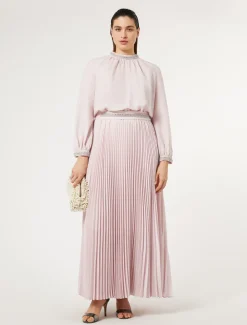 Langes Kleid aus Crêpe mit Stickereien