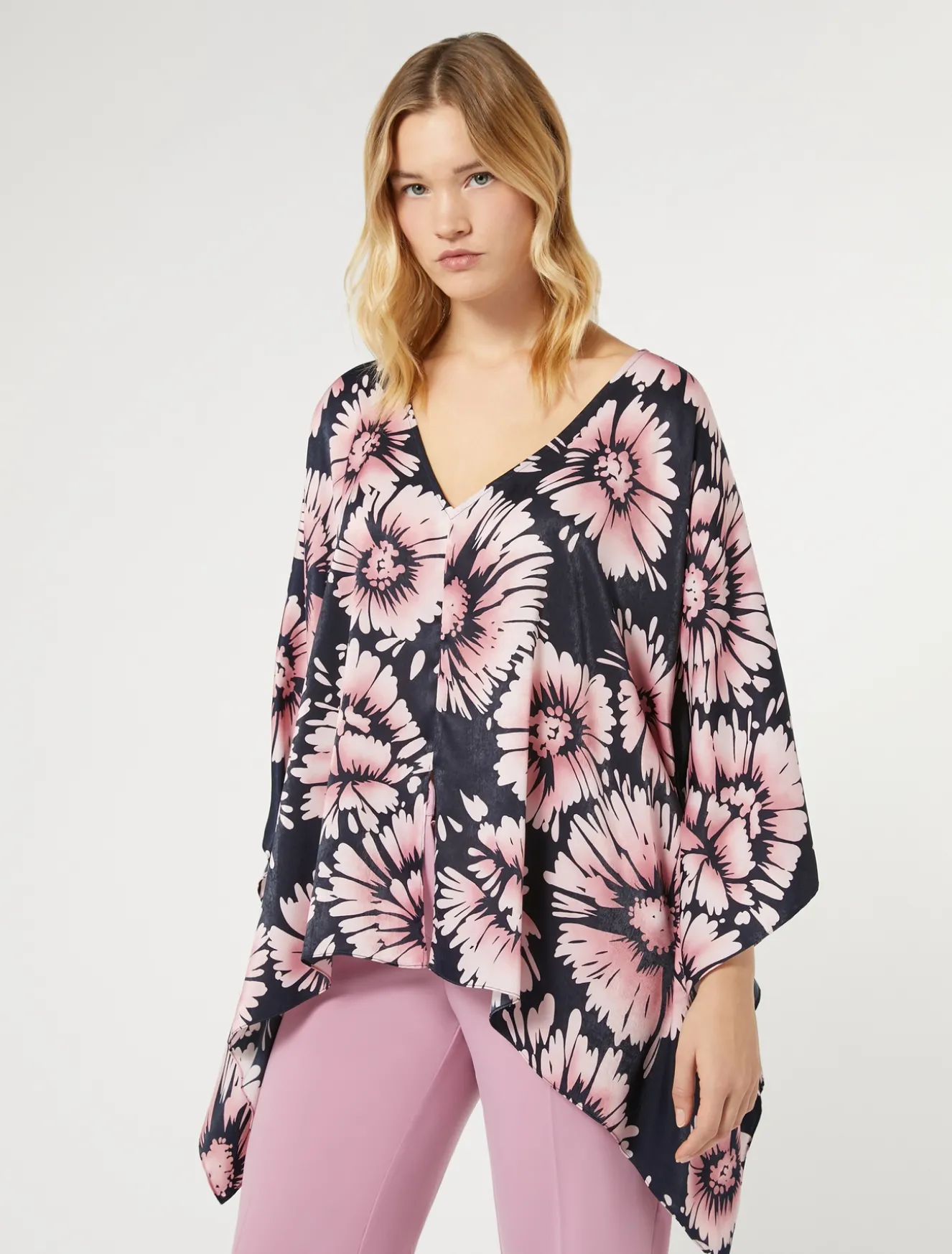 Poncho aus bedrucktem Satin